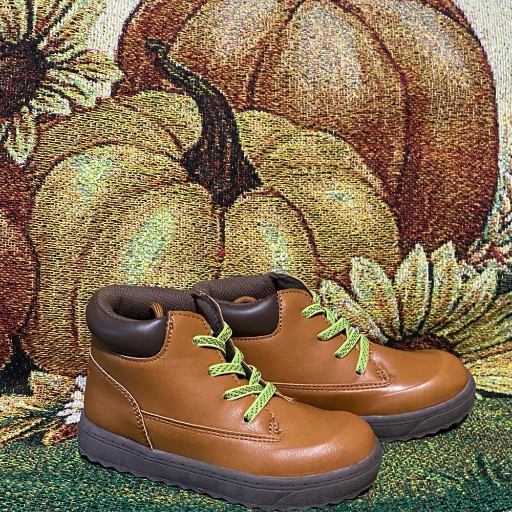 Oshkosh faux leather boots with green stretch laces